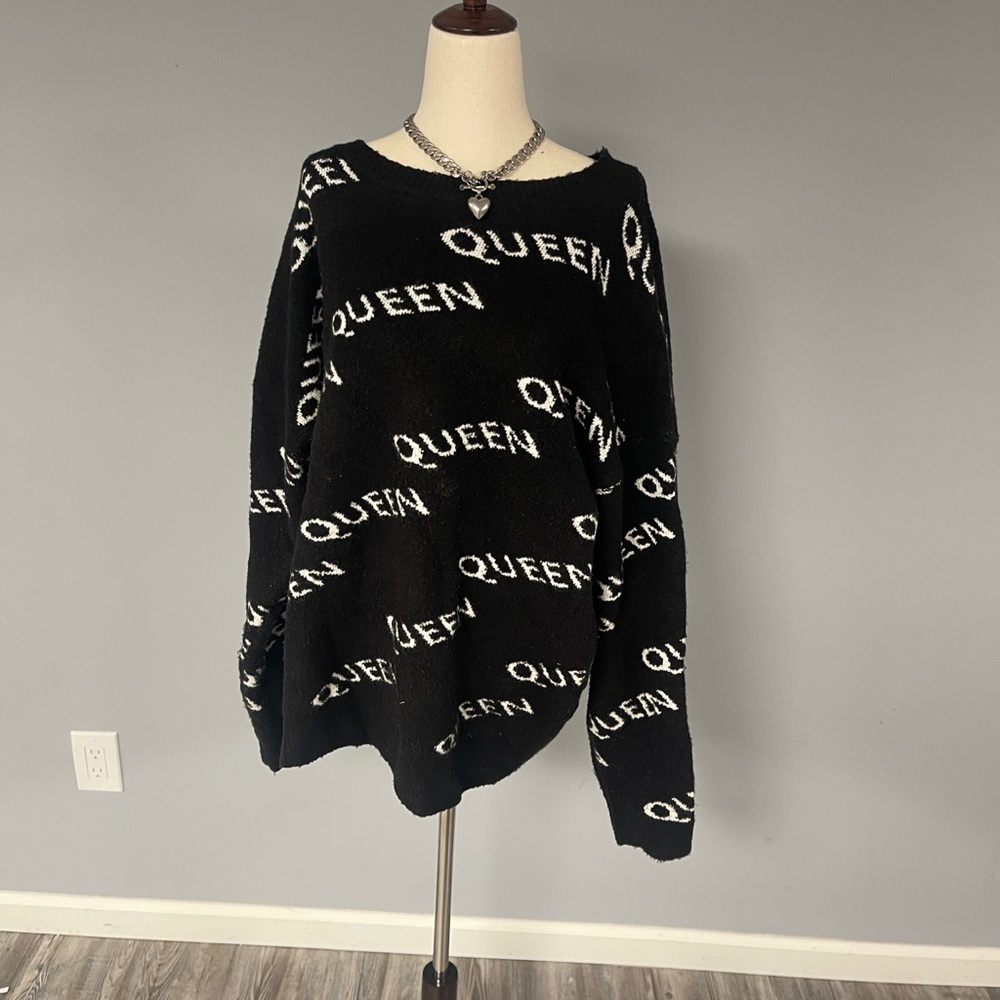 Forever 21 plus size Black Sweater with White 'Queen' Print